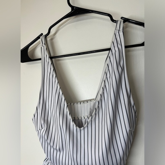 Kortni Jeane White Black Striped Peplum Bikini Swim Swimmers Top Size Small - Picture 3 of 12
